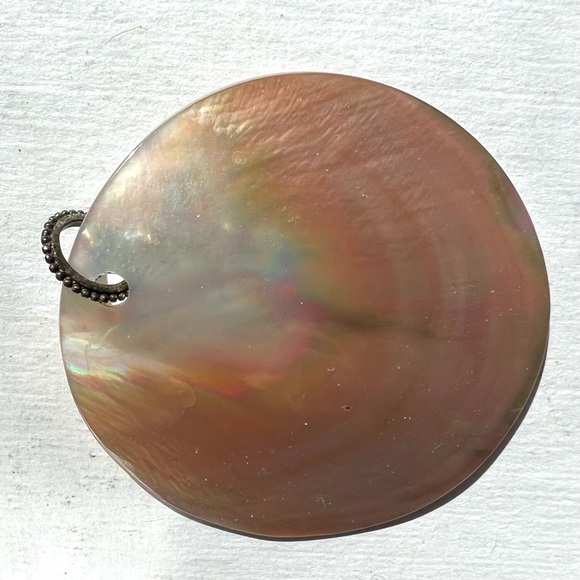 Round shell pendant - Picture 3 of 3